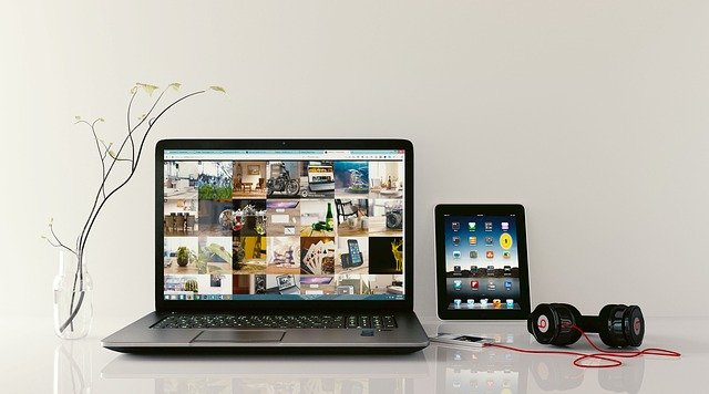 Zľava tablet, sprava notebook